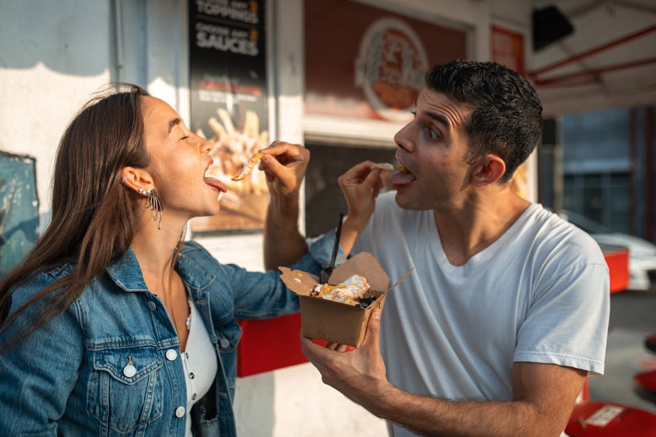 Gruppo di amici che festeggia mangiando street food a una sagra locale