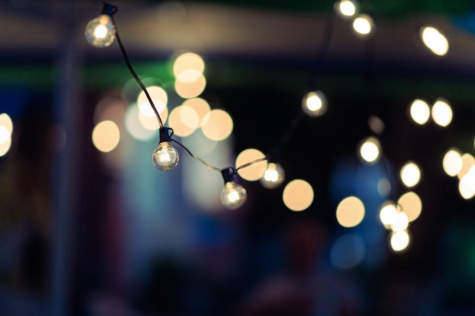 Festa all'aperto con luci decorative e musica